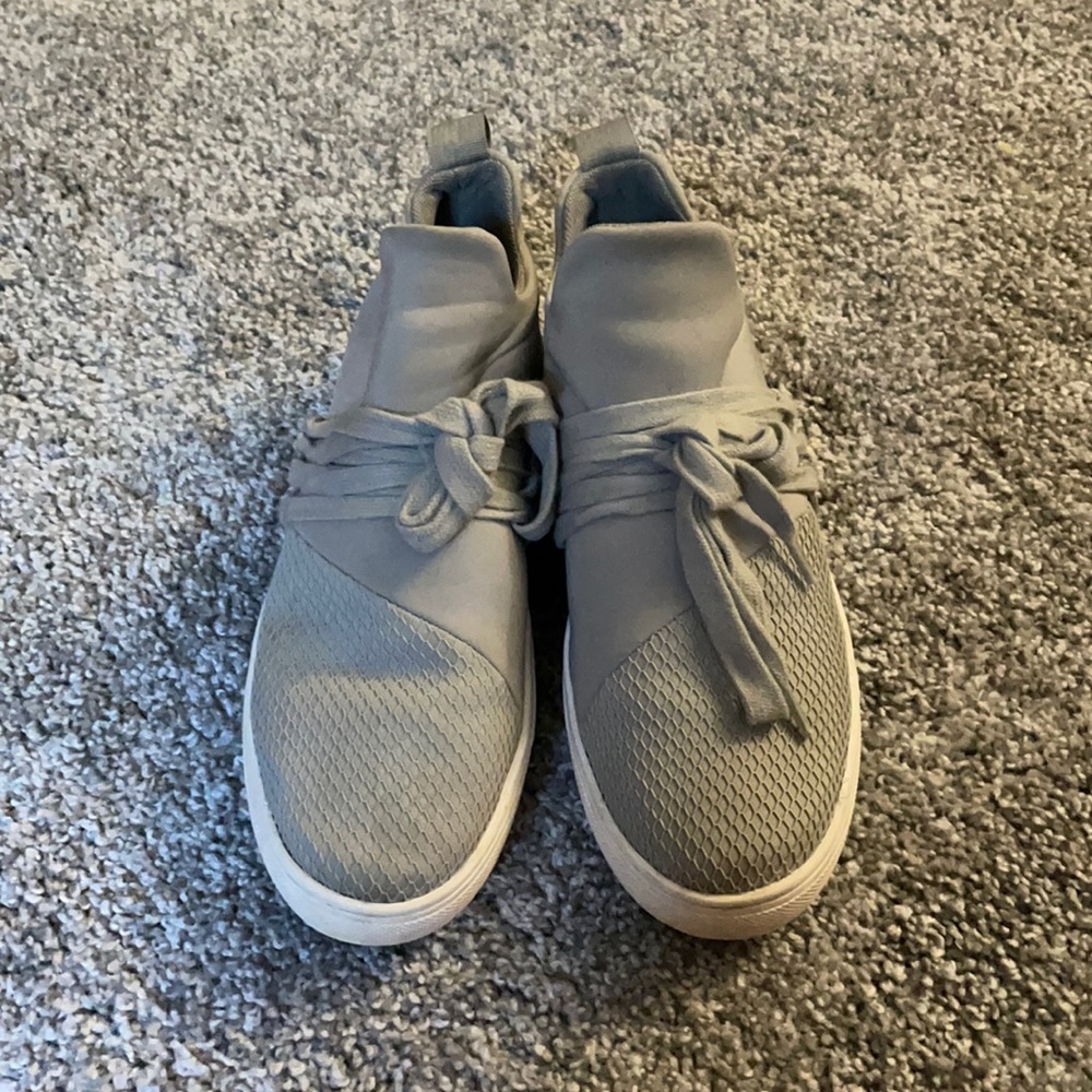 Steve Madden Sneakers! Size 6.5, gray and so cute